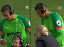 Συγκίνησε το παγκόσμιο ποδόσφαιρο ο Αρεολά: Γιατί φορούσε ακουστικά μαζί με το παιδί με το οποίο μπήκε στο γήπεδο (vid)