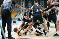 Ξύλο και αποβολή για Αντετοκούνμπο και Λούκοβιτς (vid)