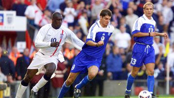 Η Εθνική επιστρέφει στο Γουέμπλεϊ έπειτα από 30 χρόνια – Το ιστορικό ματς τον Οκτώβριο του 2001 και η χρυσή ανάμνηση του Τσιμίκα