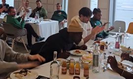 Γενέθλια με τούρτα-έκπληξη για τον Τζέριαν Γκραντ πριν το ματς με την Μπασκόνια (vid)