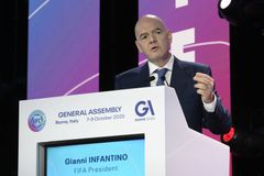 Το ποδόσφαιρο αναλαμβάνει μεγάλο ρίσκο προειδοποιεί ο επικεφαλής της FIFA