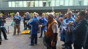 «Γαλανόλευκο» χρώμα στους δρόμους της Σκωτίας από τους Έλληνες φιλάθλους (vids)