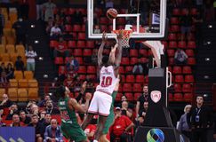 Τα δύο καρφώματα του Φαλ στο ματς του Ολυμπιακού με την Μπασκόνια