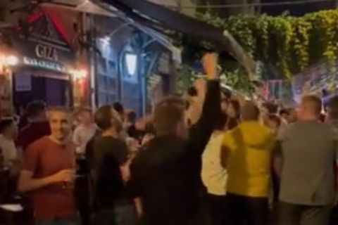 Οπαδοί της Αμπερντίν έστησαν ατελείωτο πάρτι στα Λαδάδικα της Θεσσαλονίκης (vids)