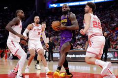 Διασυρμός των Λέικερς στο Χιούστον - Νίκη των Σανς από τα χέρια του Νούρκιτς στο ντεμπούτο του Μπιλ (vids)