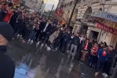 To «Κάτι Μαγικό» δόνησε το Λονδίνο από τους φίλους του Ολυμπιακού! (vids)