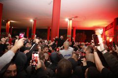 Υποδοχή στο ΣΕΦ: Ο Φουρνιέ χορεύει με τους οπαδούς του Ολυμπιακού! (vid)