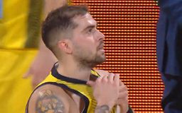 Aπαρηγόρητος ο Τολιόπουλος έσκισε τη φανέλα του (vid)