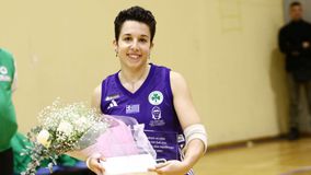 Υπέροχη στιγμή στο ΑΕΚ - Παναθηναϊκός, βραβεύτηκε η «μαχήτρια» της ζωής Πέννυ Ρόγκα (gallery)