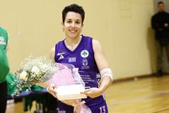 Υπέροχη στιγμή στο ΑΕΚ - Παναθηναϊκός, βραβεύτηκε η «μαχήτρια» της ζωής Πέννυ Ρόγκα (gallery)