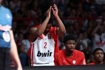 Ο Έβανς άκουσε ρυθμικά το όνομά του από τον κόσμου του Ολυμπιακού (vid)