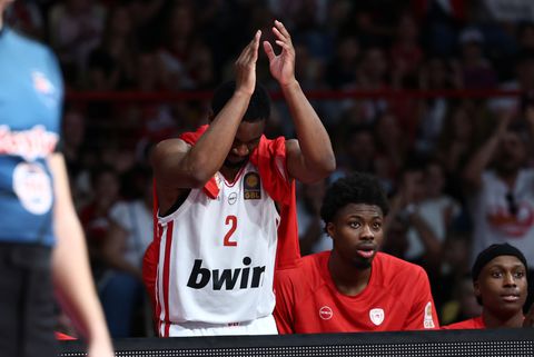 Ο Έβανς άκουσε ρυθμικά το όνομά του από τον κόσμου του Ολυμπιακού (vid)