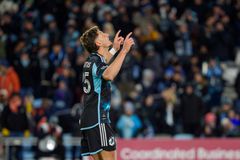 Θρίλερ με νικήτρια τη Μινεσότα και ήρωα τον Τριάντη που σκόραρε στα πέναλτι