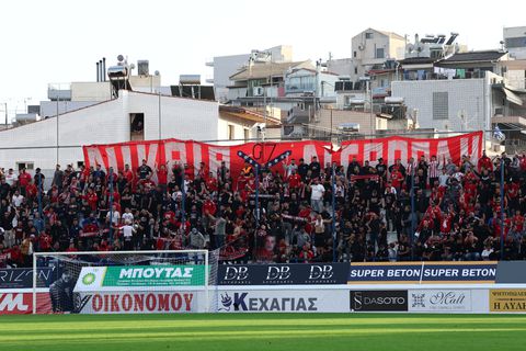Η «ερυθρόλευκη» εξέδρα στο Κηφισιά-Ολυμπιακός 1-3 (pics)