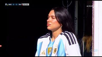 Η Ντούα Λίπα παρακολουθεί το Μπόκα - Ρίβερ με φανέλα της Αργεντινής