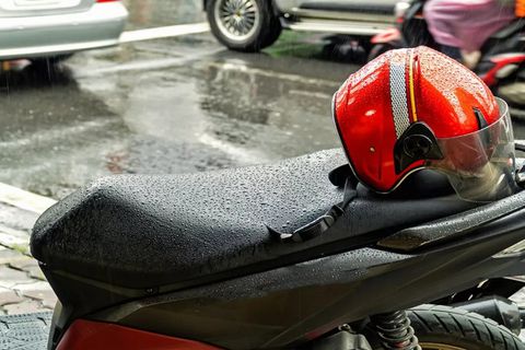 Πέντε tips για οδήγηση στη βροχή με μοτοσικλέτα