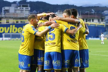 Όμορφη σκηνή, οι συμπαίκτες του στον Παναιτωλικό βοηθούν τον Γαλιάτσο να ανέβει τα σκαλιά! (pic)