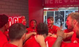 Θερμή υποδοχή με... φατούρο για τον Κίναν Έβανς στο ντεμπούτο του με τον Ολυμπιακό (vid)