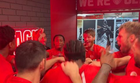 Θερμή υποδοχή με... φατούρο για τον Κίναν Έβανς στο ντεμπούτο του με τον Ολυμπιακό (vid)