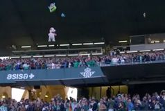 Η υπέροχη παράδοση από τους οπαδούς της Μπέτις: Πέταξαν παιχνίδια στο γήπεδο για τα άπορα παιδάκια (pics & vids)