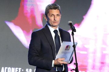 Καλύτερος προπονητής ο Λουτσέσκου - Οι ατάκες για Αλμέιδα, Γιοβάνοβιτς και Μεντιλίμπαρ