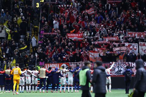 Οι ξέφρενοι πανηγυρισμοί του κόσμου με τους παίκτες του Ολυμπιακού και το «κάτι μαγικό» (vid & gallery)