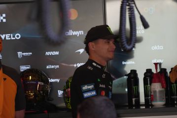 Οδός στο Ηνωμένο Βασίλειο πήρε το όνομα του Νόρις (pics)