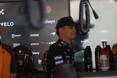 Οδός στο Ηνωμένο Βασίλειο πήρε το όνομα του Νόρις (pics)