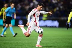 Τα ειδικά παπούτσια των παικτών του Ολυμπιακού για τον συνθετικό χλοοτάπητα (pics)