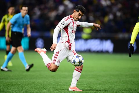 Τα ειδικά παπούτσια των παικτών του Ολυμπιακού για τον συνθετικό χλοοτάπητα (pics)