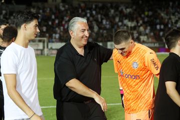 Ο Μπούσης βλέπει Μανδά και τον αποθεώνει: «Περήφανος για εσένα»