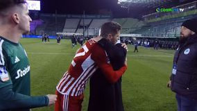 Η αγκαλιά του Τερίμ με τον Γιόβετιτς μετά τη λήξη του αγώνα