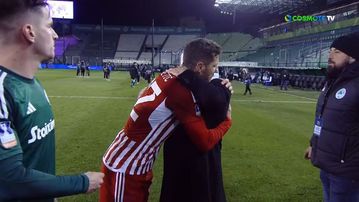 Η αγκαλιά του Τερίμ με τον Γιόβετιτς μετά τη λήξη του αγώνα