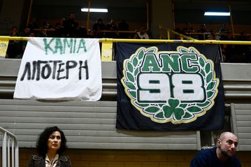 «Καμία λιγότερη»: Το πανό των φίλων του Παναθηναϊκού για τις γυναικοκτονίες