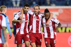 Τυχαία έχει 215 γκολ και 104 ασίστ;