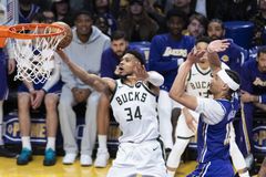 Ο Γιάννης Αντετοκούνμπο «κλείδωσε» τον ΛεΜπρόν και οι Μπακς άλωσαν το Λος Άντζελες