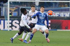 Ισοπαλία με επεισόδια και γκολ στις καθυστερήσεις στο Κόμο - Μπολόνια, βασικός ο Δουβίκας