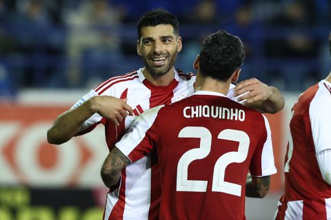 Τυχαία έχει 215 γκολ και 104 ασίστ;