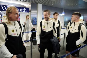 Με Γκεοργκίεφ και Βάργκα, που έχει ήδη γίνει αχώριστος με Γιόβιτς, η αποστολή της ΑΕΚ για τον Άρη