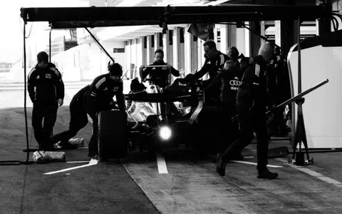 Η Audi παρουσίασε τις πρώτες εικόνες του νέου της μονοθεσίου (pics)