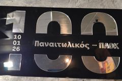 Η ξεχωριστή πλακέτα του ΠΑΟΚ στον Παναιτωλικό για τα 100 χρόνια ιστορίας των δύο ομάδων