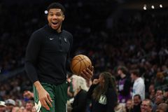 Γιάννης και Λίλαρντ «κατάπιαν» τους Χόρνετς και έβαλαν τέλος στο σερί ηττών των Μπακς