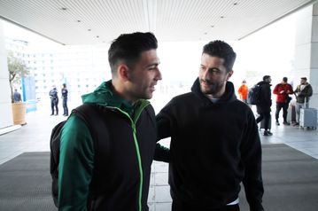 Η αποστολή της ΑΕΚ αναχώρησε για Θεσσαλονίκη και είχε συνάντηση με... Μπακασέτα