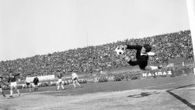 Η περίφημη διπλή απόκρουση του Τάκη Οικονομόπουλο στον Βίκτωρα Μητρόπουλο