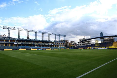 Ετοιμάζεται η μικρή εξέδρα στο γήπεδο του Παναιτωλικού (pic)