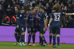 Συγκλονίζει πρώην παίκτης της Παρί Σεν Ζερμέν: «Έζησα 15 χρόνια σε μια φυλακή, βγάλτε τη μάσκα που σας σκοτώνει»