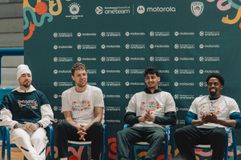 Βεζένκοφ και Ερνανγκόμεθ στέλνουν μήνυμα ενότητας: «Στο γήπεδο αντίπαλοι, έξω από αυτό φίλοι»