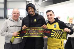 Ομάδα και φίλαθλοι έγιναν ένα στο αεροδρόμιο «Μακεδονία» στην αναχώρηση του τσάρτερ!