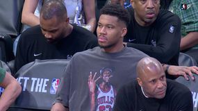 Ο Γιάννης Αντετοκούνμπο με μπλούζα Μάικλ Τζόρνταν