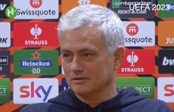 O Μουρίνιο αστειεύεται για τη δύναμη του πάγκου της Μπάγερν: «Θα μου αρκούσε έστω κι ένας παίκτης τους» (vid)